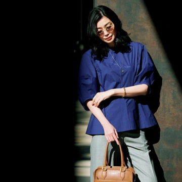 華やかネイビーのバルーン袖ブラウス、今季はこう着こなす！【50代に似合うコーディネートの正解】