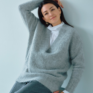 【ライトなグレーコーデ】大人に似合うニット+αの重ね着コーデ2選