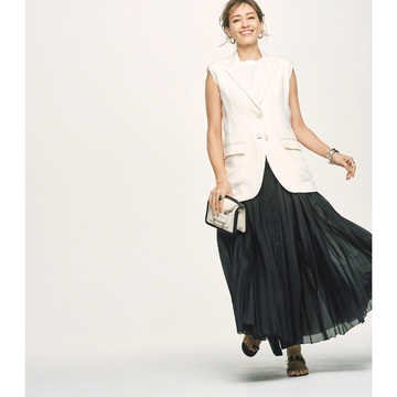 フェミニンなプリーツスカートはモノトーン配色でモードに着こなす。気温30℃｜8/24(木)【50代の毎日コーデ】