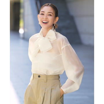 顔色がよく見えるアイボリーのボウタイブラウスで、通勤コーデの好感度をアップ！気温27℃｜6/13(金)【50代の毎日コーデ】