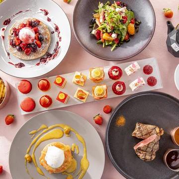 ピエール・エルメ・パリとのコラボもストロベリーに！ 人気のオールデイ・アフタヌーンティーが一新 