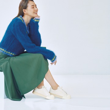 ブルー×グリーンの華やか配色コーデには白スニーカーで抜け感を出す。気温15℃｜12/16(土)【50代の毎日コーデ】