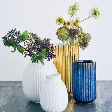 部屋の雰囲気が華やぐ！花を美しく魅せる花器3選【フラワーベースの名品図鑑②】