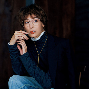 【50代のおしゃれな眼鏡】目もとに輝き与えてくれる「グッチ」の極細フレームメガネ