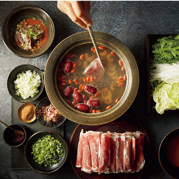 【ウーウェンさんの絶品鍋】ラム肉と生薬スープで体が温まる「ラムしゃぶ鍋」