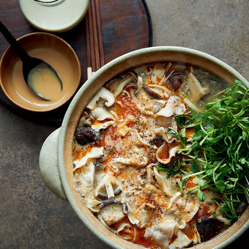 味を変えて楽しめる！「豚肉ときのこ、豆苗のサンラー鍋」のレシピ【坂田阿希子さんの「満足鍋」】