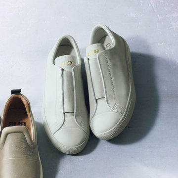 今買うべきは、着こなしに抜け感を出す「グレー系スリッポン」