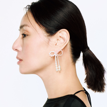 【井川遥の華リュクスな春コーデ】クラシカルな存在感香る「ソフィ ビル ブラーエ」のリボンパール