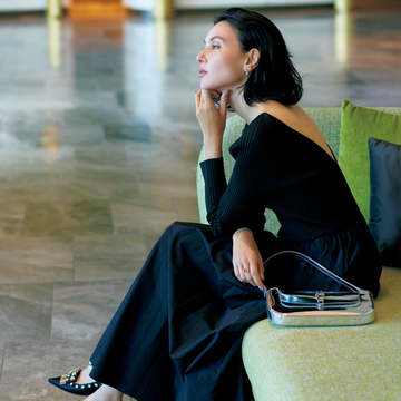 黒ワンピースの後ろ姿は大胆な肌見せデザインで女っぽく【大人を素敵に見せるワンピース】