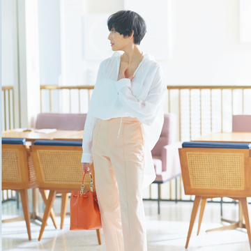 丈長ふんわりシャツはパンツスタイルでフロントイン！【ひとひねりある技あり白シャツ】