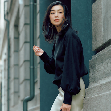 フォルムの美しい「ほど薄スウェット」なら旬のレディスタイルに