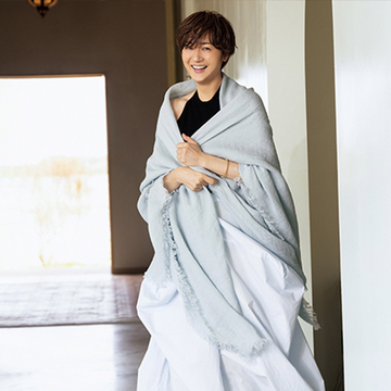 羽織るだけで絵になる！50代が夏に使いたい「アソース メレ」のリネンストール