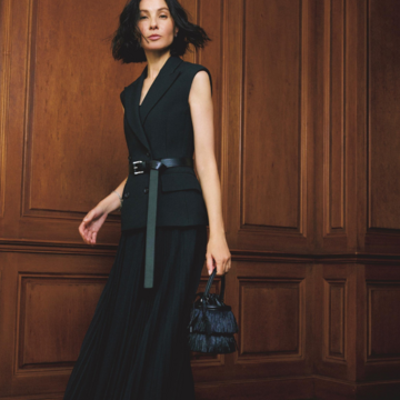 ハンサムなベスト×フェミニンなスカートの甘辛ミックスで夏の黒を華やかに着こなす！最高気温36℃｜8/21(木)【50代の毎日コーデ】