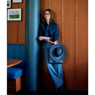 ネイビーのワントーンコーデは質感でこなれさせる。気温19℃｜5/2(火)【50代の毎日コーデ】