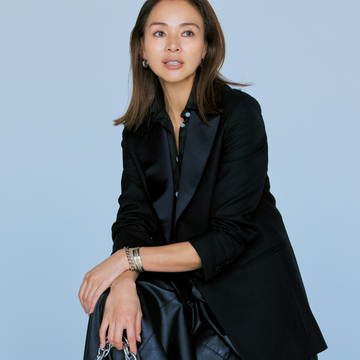 【50代に似合う冬のスカートコーデ】異素材のオールブラックでボリュームスカートをクールに