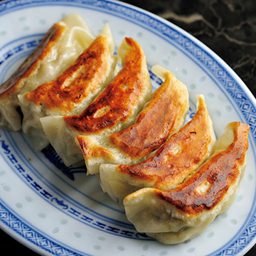 バーで味わえる町中華が人気！下町エリアにほど近い浅草橋のワインバー「紅」