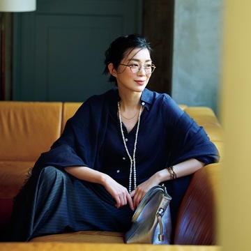 ネイビーのリネンシャツは、ロングパールネックレスをアクセントに【50代に似合うコーディネートの正解】