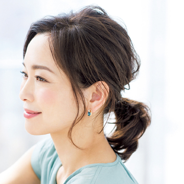 髪の「ペタンコ」＆「広がる」悩みも“清涼感ある横顔美人なひとつ結び”で解決！
