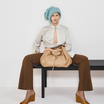 【eclat’s pick up】伝説のバッグ「フェンディ スパイ」が復活。ユニークなシルエットで50代の装いがこなれる！