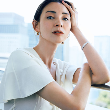 薄手の素材で軽やかに！モデル・SHIHOがまとう憧れブランドの白ブラウス