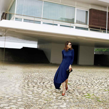 晩夏のおしゃれの冒険を後押しするミッドナイトブルーのワンピース【SHIHOがまとう“夏の青”】