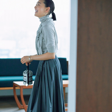 ニュアンス色スカート＋白スニーカーでヘルシーに【甘くないスカートとハンサムシューズ】