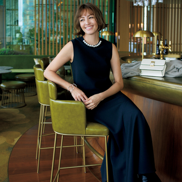 ジュエリーなしでも華やかなパールつき黒ワンピ【大人を素敵に見せるワンピース】