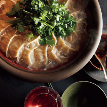 【川上ミホさんの絶品鍋】スパークリングワインに合う「パクチー餃子鍋」