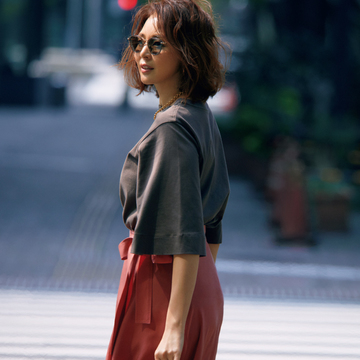 二の腕をすっきり見せるフレア袖のTシャツは内側スリットで細さをキープ！