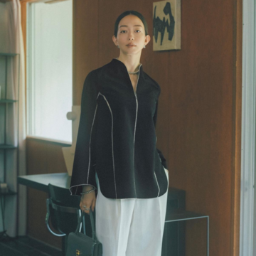 構築的なフォルムのブラウスを主役にして白黒コーデをモダンに更新！気温10℃｜1/7(水)【50代の毎日コーデ】