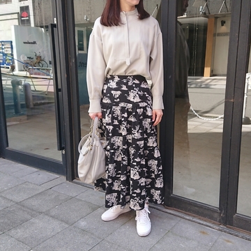 黒ベースのティアードスカートで大人っぽく&カジュアルに