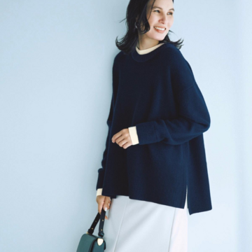 こなれ感たっぷりのレイヤード風ニットの効果でワンツーコーデの完成度が高まる。最高気温10℃｜2/10(火)【40代・50代の毎日コーデ】