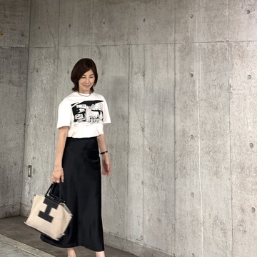 艶めきボトムでカジュアルコーデ