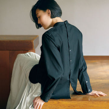 大人の日常に「TICCA×éclat」のスタンドネックブラウス、「Room no.8」Vネックニットチュニックを