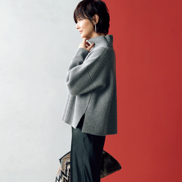 【大人女性のブラックコーデ】サテン・ブラックのスカートで女っぽさも華やぎもゲット