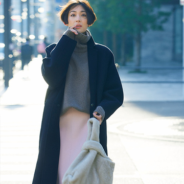 シンプルな着こなしにこなれ感をプラス！「定番の黒コート×ふわもこバッグ」コーデ