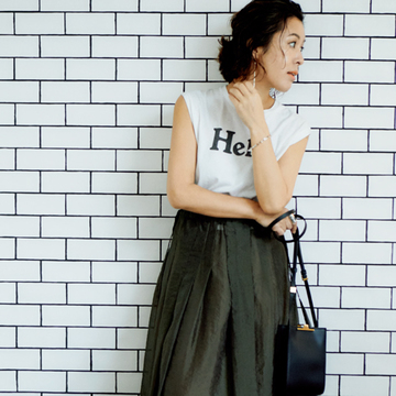 【新「大草直子メソッド」で夏おしゃれ】大人の救世主！ロゴTシャツ×女神スカート