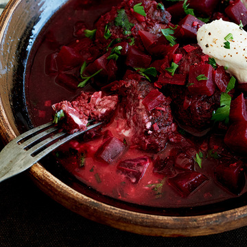 食卓が華やかに！「ビーツとミートボールの煮込み」レシピ【ワタナベマキさんの変わり煮込み鍋】