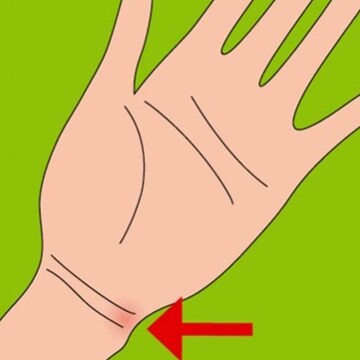 病気じゃないのにドキドキする…動悸をすぐ抑えるツボは神門と膻中！ストレスや更年期にも