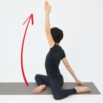 背中の贅肉で後ろ姿ががっかり…背骨をひねって倒すストレッチで背中たるみを引き締める【骨盤を整える床バレエ】