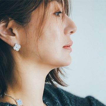 【井川遥とネックレス】デコルテに映える「ヴァン クリーフ&アーペル」のクローバーネックレス