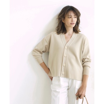 週末のリラクシーコーデは、エクリュ×白の優しげ配色で洗練された印象を演出。最高気温17℃｜3/30(土)【50代の毎日コーデ】