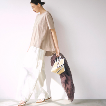 ふわりと揺れるシルエットで、優美な雰囲気とエフォートレスさを両立するパンツコーデに。気温29℃｜9/15(月)【50代の毎日コーデ】