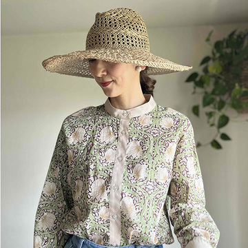 【これが正解！50代の帽子がこなれて見えるヘアアレンジ#３】透かし編みハットと相性抜群！抜け感のあるひとつ結び