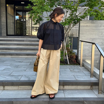 50代が今すぐ真似できる！ファッションエディター三尋木奈保さん、大人に似合う「夏ブラウス」の選び方・合わせ方