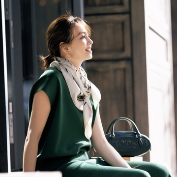 【短め丈のニットコーデ4選】重ねてもはおっても。ボディになじむニットで短め丈を堪能