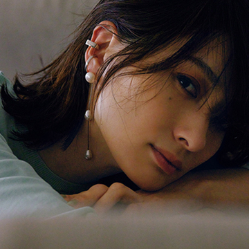 コンサバ感を払拭したパールのピアスで、きれい色ニットを盛り上げる