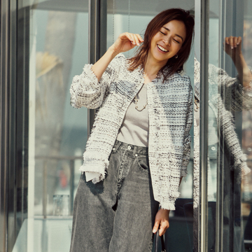 【50代に似合うデニム】ツイードジャケットでモノトーン配色を完成。品よくルーズな装いに