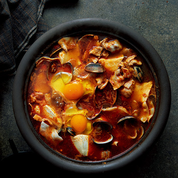 すっきりした辛みが美味！キムチを使わないチゲ鍋のレシピ【坂田阿希子さんの「満足鍋」】