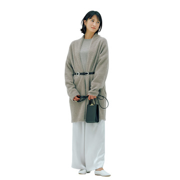 気温20℃の日のグレー×白の配色でつくる都会派リラックススタイル｜3/9(木)【50代の毎日コーデ】